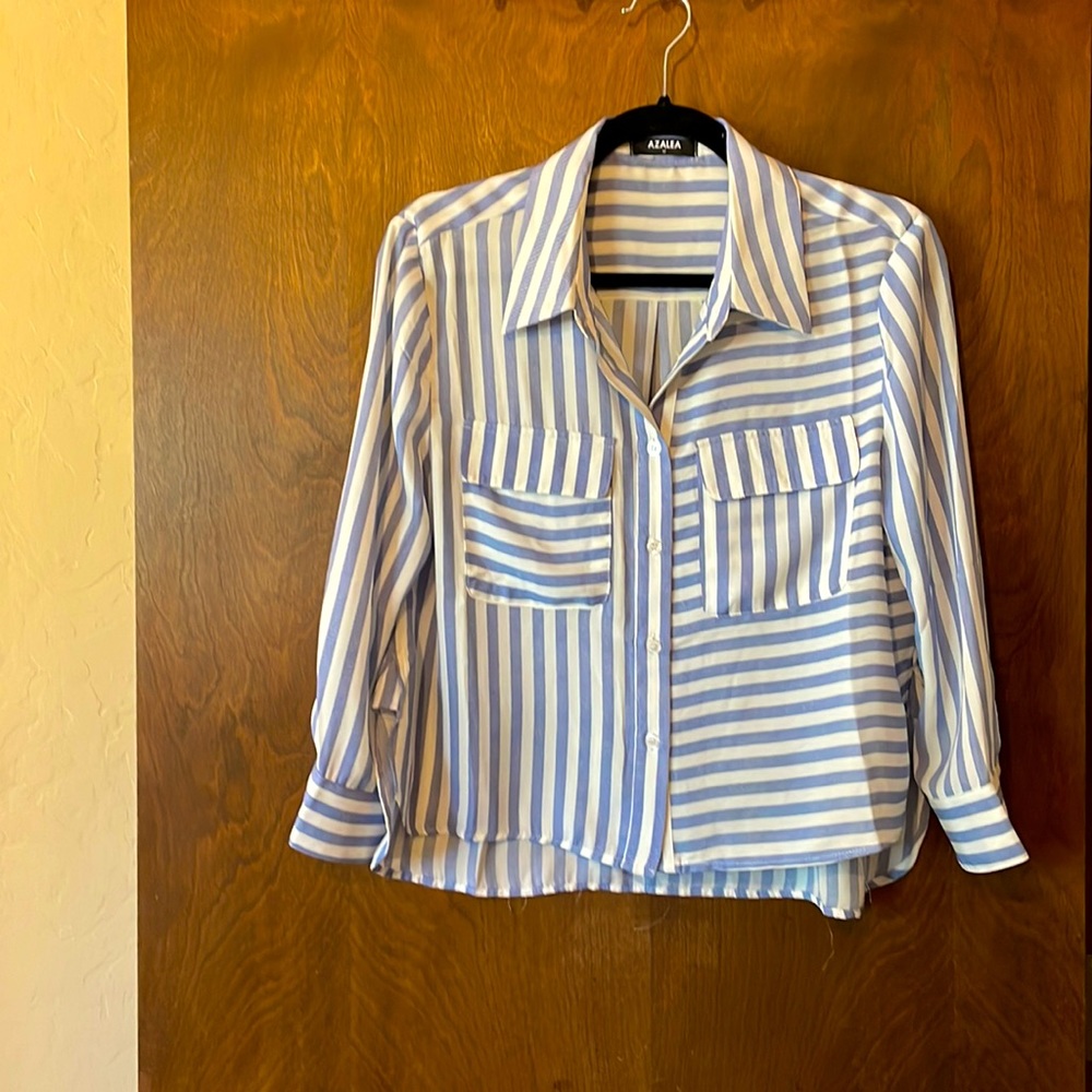 Azalea Cropped Button Down. Striped Blue & White. Size M.